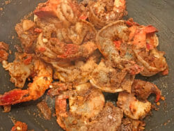 Add shrimps to spices 