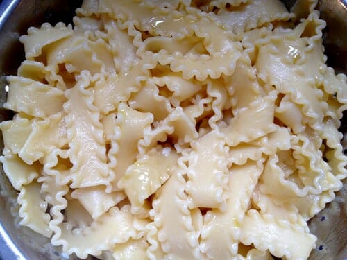 boiled_pasta_in_bowl-min